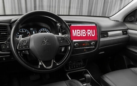 Mitsubishi Outlander III рестайлинг 3, 2020 год, 2 820 000 рублей, 7 фотография