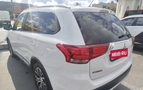 Mitsubishi Outlander III рестайлинг 3, 2015 год, 1 500 000 рублей, 3 фотография