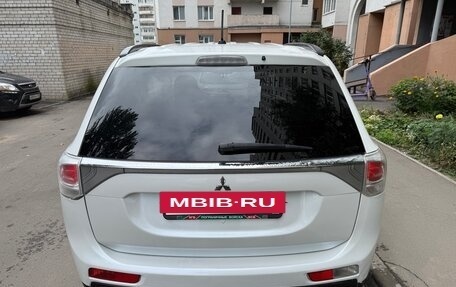 Mitsubishi Outlander III рестайлинг 3, 2013 год, 1 200 000 рублей, 4 фотография