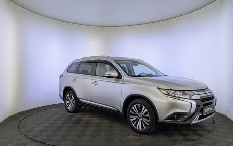 Mitsubishi Outlander III рестайлинг 3, 2020 год, 2 650 000 рублей, 3 фотография