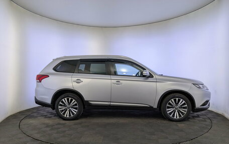 Mitsubishi Outlander III рестайлинг 3, 2020 год, 2 650 000 рублей, 4 фотография