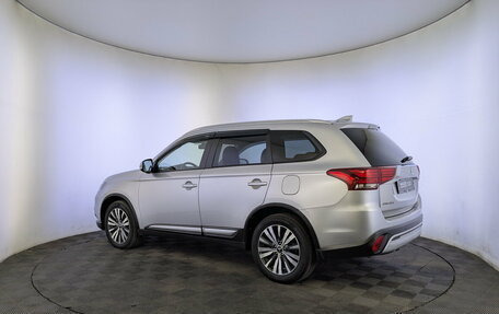 Mitsubishi Outlander III рестайлинг 3, 2020 год, 2 650 000 рублей, 7 фотография
