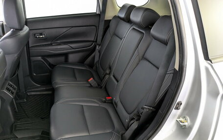 Mitsubishi Outlander III рестайлинг 3, 2020 год, 2 650 000 рублей, 12 фотография