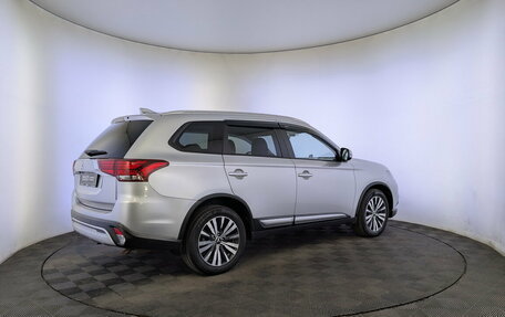 Mitsubishi Outlander III рестайлинг 3, 2020 год, 2 650 000 рублей, 5 фотография