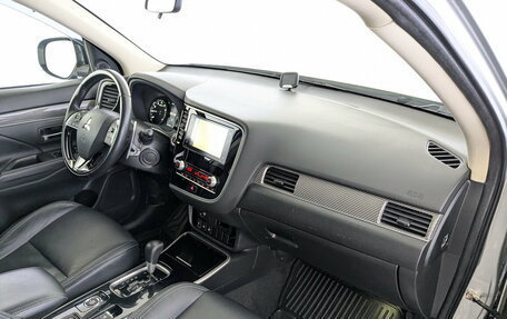 Mitsubishi Outlander III рестайлинг 3, 2020 год, 2 650 000 рублей, 11 фотография