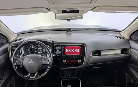 Mitsubishi Outlander III рестайлинг 3, 2020 год, 2 650 000 рублей, 14 фотография
