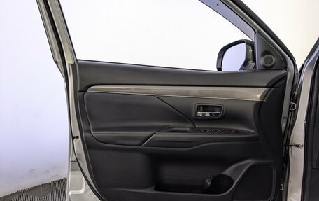 Mitsubishi Outlander III рестайлинг 3, 2020 год, 2 650 000 рублей, 19 фотография