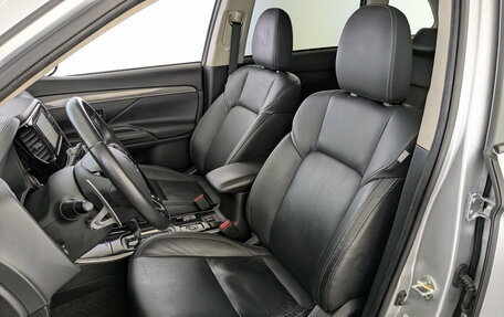 Mitsubishi Outlander III рестайлинг 3, 2020 год, 2 650 000 рублей, 21 фотография