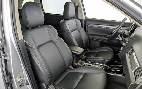 Mitsubishi Outlander III рестайлинг 3, 2020 год, 2 650 000 рублей, 24 фотография