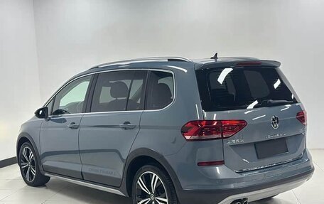 Volkswagen Touran III, 2022 год, 2 210 000 рублей, 4 фотография