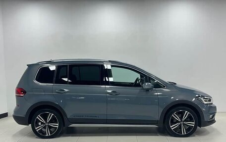 Volkswagen Touran III, 2022 год, 2 210 000 рублей, 7 фотография