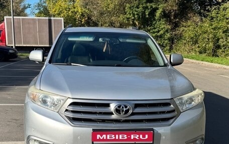 Toyota Highlander III, 2013 год, 2 490 000 рублей, 1 фотография