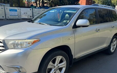 Toyota Highlander III, 2013 год, 2 490 000 рублей, 3 фотография