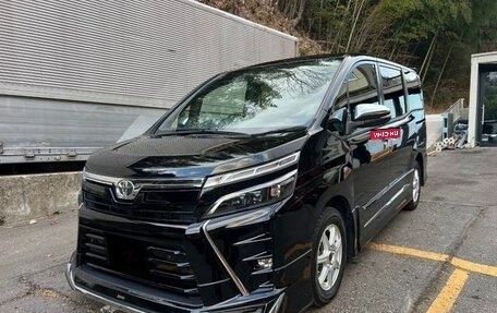 Toyota Voxy III, 2021 год, 2 380 000 рублей, 1 фотография