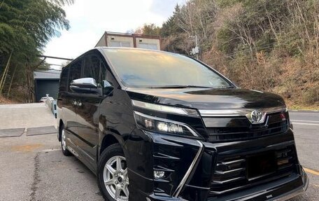 Toyota Voxy III, 2021 год, 2 380 000 рублей, 3 фотография