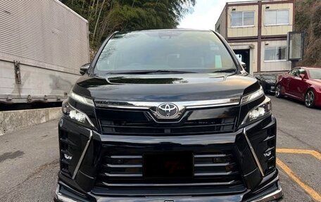 Toyota Voxy III, 2021 год, 2 380 000 рублей, 2 фотография