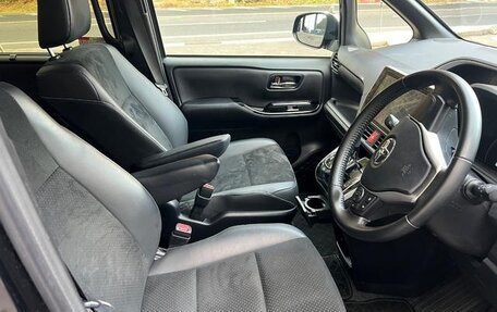 Toyota Voxy III, 2021 год, 2 380 000 рублей, 9 фотография