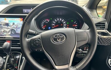 Toyota Voxy III, 2021 год, 2 380 000 рублей, 11 фотография