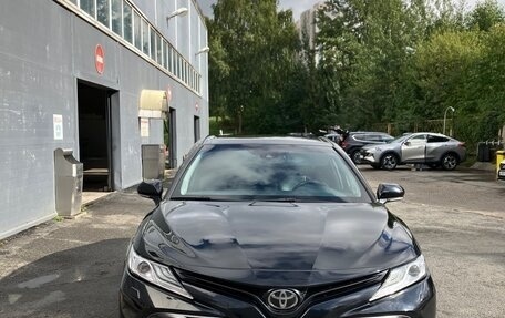 Toyota Camry, 2018 год, 2 000 000 рублей, 2 фотография