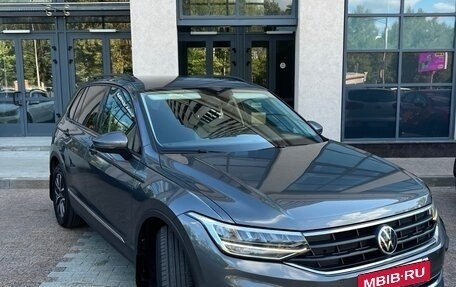 Volkswagen Tiguan II, 2021 год, 2 790 000 рублей, 2 фотография