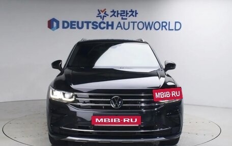 Volkswagen Tiguan II, 2022 год, 2 810 000 рублей, 2 фотография
