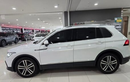 Volkswagen Tiguan II, 2022 год, 2 930 000 рублей, 3 фотография