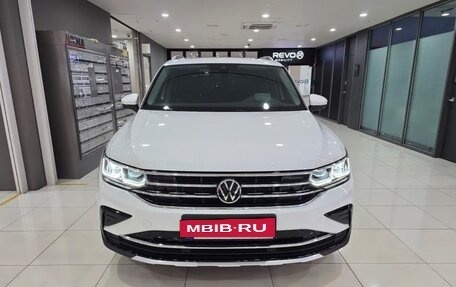 Volkswagen Tiguan II, 2022 год, 2 930 000 рублей, 2 фотография