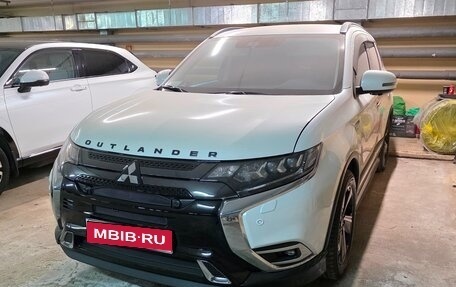 Mitsubishi Outlander III рестайлинг 3, 2020 год, 3 900 000 рублей, 1 фотография
