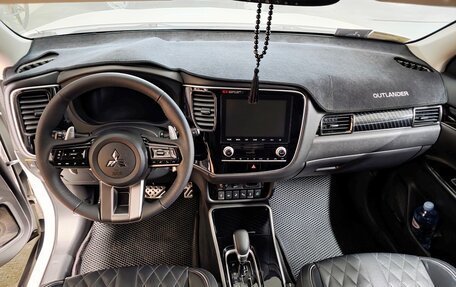 Mitsubishi Outlander III рестайлинг 3, 2020 год, 3 900 000 рублей, 6 фотография