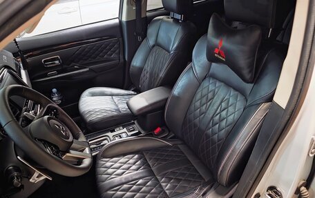 Mitsubishi Outlander III рестайлинг 3, 2020 год, 3 900 000 рублей, 7 фотография