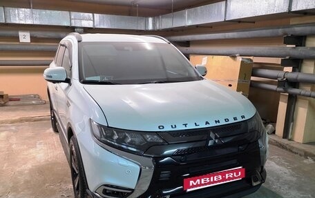 Mitsubishi Outlander III рестайлинг 3, 2020 год, 3 900 000 рублей, 2 фотография