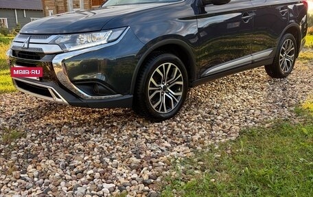 Mitsubishi Outlander III рестайлинг 3, 2019 год, 2 500 000 рублей, 3 фотография