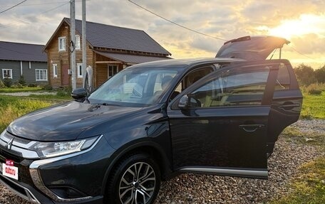 Mitsubishi Outlander III рестайлинг 3, 2019 год, 2 500 000 рублей, 10 фотография