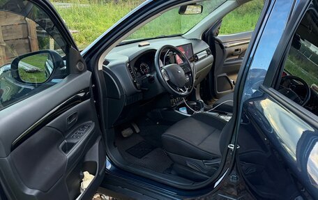 Mitsubishi Outlander III рестайлинг 3, 2019 год, 2 500 000 рублей, 15 фотография