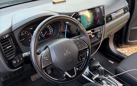 Mitsubishi Outlander III рестайлинг 3, 2019 год, 2 500 000 рублей, 13 фотография