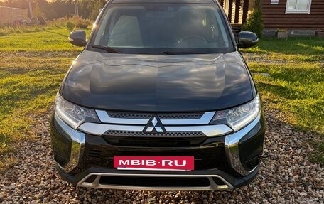 Mitsubishi Outlander III рестайлинг 3, 2019 год, 2 500 000 рублей, 2 фотография