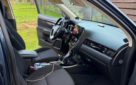 Mitsubishi Outlander III рестайлинг 3, 2019 год, 2 500 000 рублей, 26 фотография