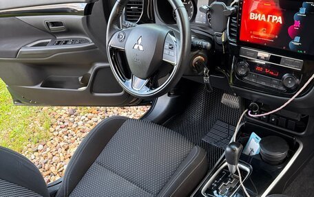 Mitsubishi Outlander III рестайлинг 3, 2019 год, 2 500 000 рублей, 24 фотография