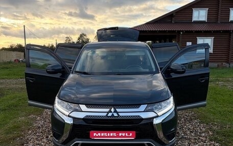 Mitsubishi Outlander III рестайлинг 3, 2019 год, 2 500 000 рублей, 28 фотография