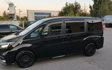 Honda Stepwgn IV, 2018 год, 1 980 000 рублей, 2 фотография