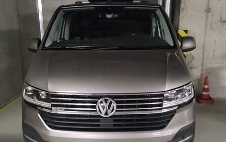 Volkswagen Multivan T6 рестайлинг, 2021 год, 10 000 000 рублей, 2 фотография