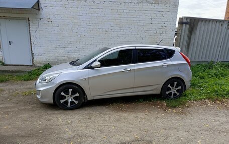 Hyundai Solaris II рестайлинг, 2013 год, 800 000 рублей, 1 фотография