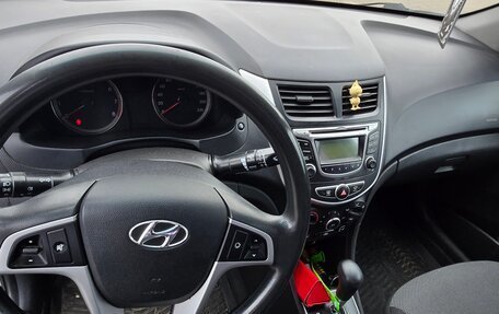 Hyundai Solaris II рестайлинг, 2013 год, 800 000 рублей, 4 фотография