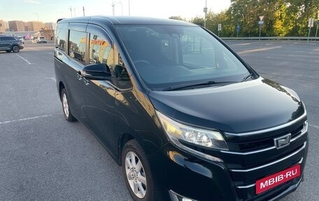 Toyota Noah III, 2017 год, 1 960 000 рублей, 1 фотография