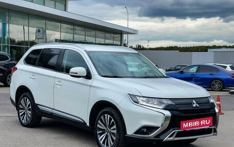 Mitsubishi Outlander III рестайлинг 3, 2019 год, 2 097 000 рублей, 3 фотография