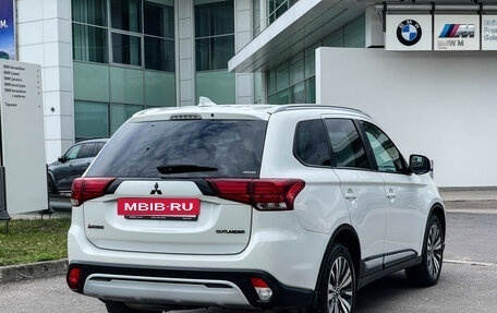 Mitsubishi Outlander III рестайлинг 3, 2019 год, 2 097 000 рублей, 5 фотография