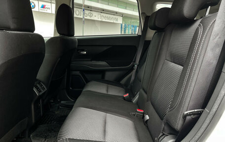 Mitsubishi Outlander III рестайлинг 3, 2019 год, 2 097 000 рублей, 10 фотография