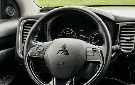 Mitsubishi Outlander III рестайлинг 3, 2019 год, 2 097 000 рублей, 14 фотография