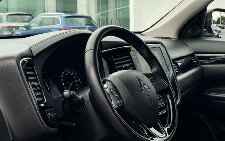 Mitsubishi Outlander III рестайлинг 3, 2019 год, 2 097 000 рублей, 13 фотография
