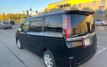 Toyota Noah III, 2017 год, 1 960 000 рублей, 3 фотография